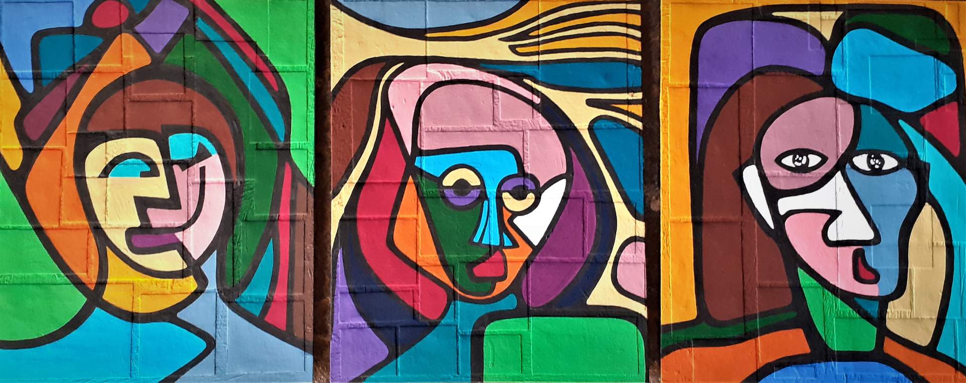 A obra é um painel produzido de forma sequencial/série de rostos e sem a distinção de afirmação do gênero (masculino ou feminino). Essa afirmação caberá ao olhar de cada um, não havendo o quesito de dar ares de censura. Segue então, o aspecto da liberdade e da capacidade de cada um, exercendo os seus próprios julgamentos. Como também, a intenção é de não dar um título a obra.  Existe o espaço de abertura de análise crítico ou não, de cada pessoa retratada. Não houve uma característica em seguir um só tipo de estilo. A criação se deu mais em forma de pinceladas, cores e traços, que interligados em padrões, texturas e contornos, cumprem seu papel atemporal, assexual e de “agênero”.As pinturas seguem um padrão de medidas 40 X 50 cm cada. Feitas sob papelão revestido de tecido.  No uso da tinta PVA.  São no total: 8 obras (divididas e organizadas), numa disposição de 3 em 3. 
